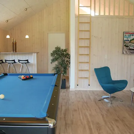 Vakantiehuis Seven-bedroom Tranekaer With A Hot Tub 03