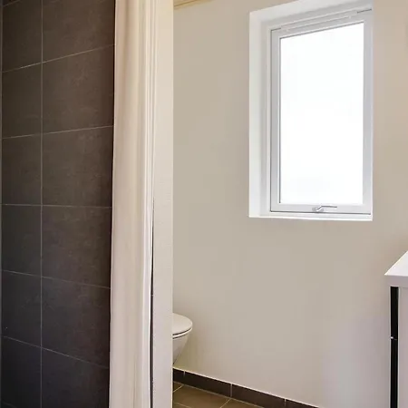 Vakantiehuis Seven-bedroom Tranekaer With A Hot Tub 03 *