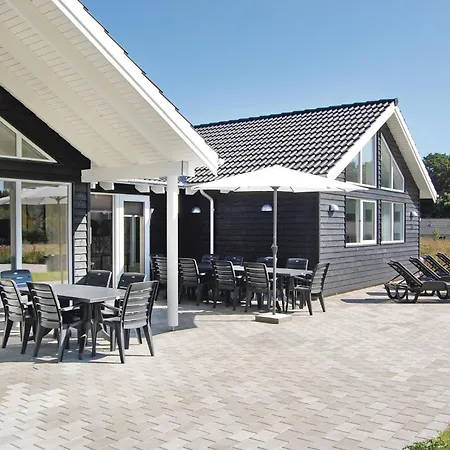 Vakantiehuis Seven-bedroom Tranekaer With A Hot Tub 03