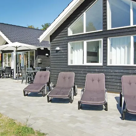 Seven-bedroom Tranekaer With A Hot Tub 03 Vakantiehuis *