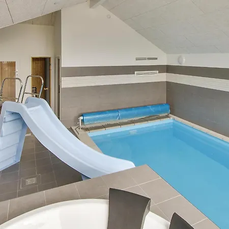 Vakantiehuis Seven-bedroom Tranekaer With A Hot Tub 03 *