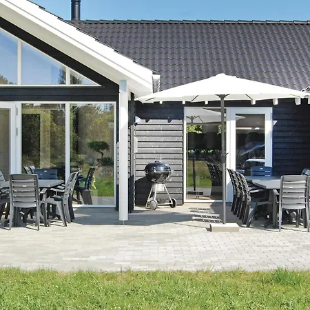 Seven-bedroom Tranekaer With A Hot Tub 03 Vakantiehuis